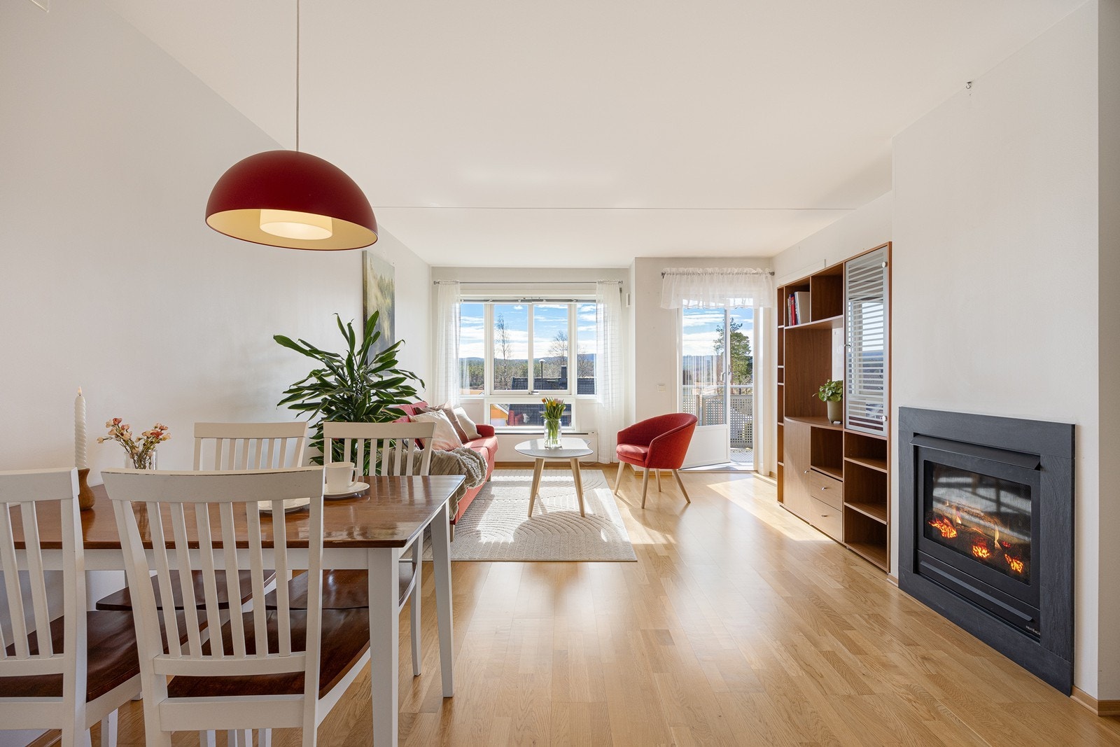 Sentralt i stuen er en gasspeis for ekstra hygge og varme. Galleribilde