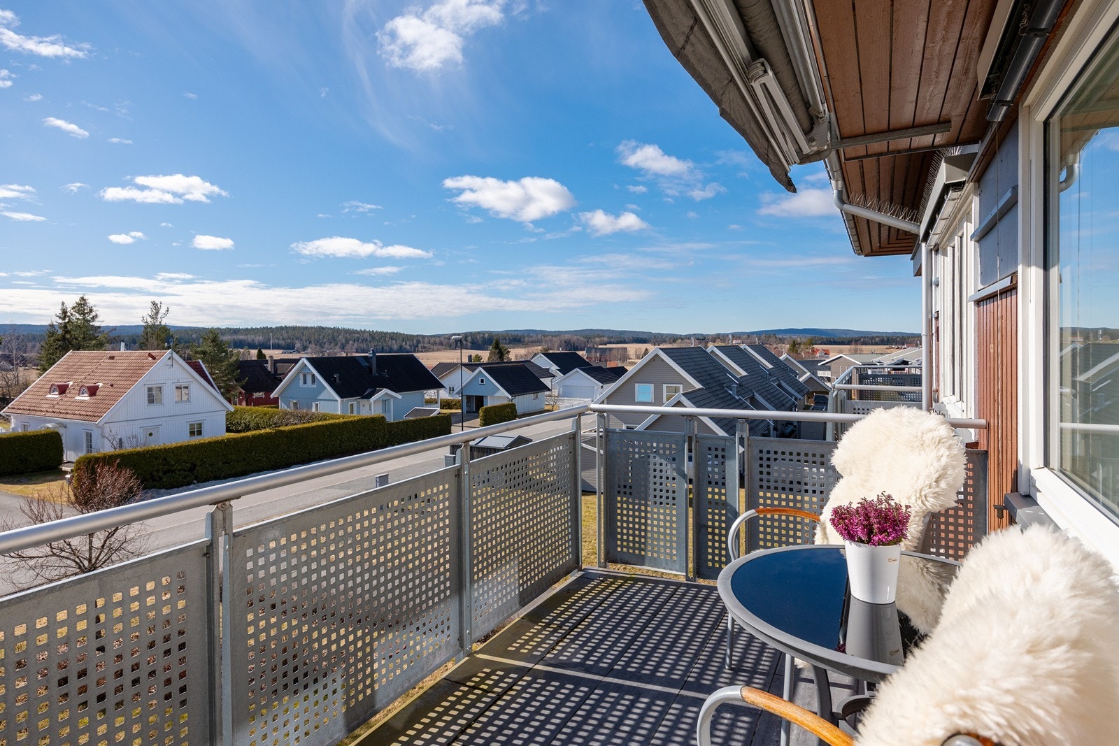 Balkongen ligger sydvendt og er delvis overbygd. En markise sørger for effektiv solskjerming de varmeste dagene. Galleribilde