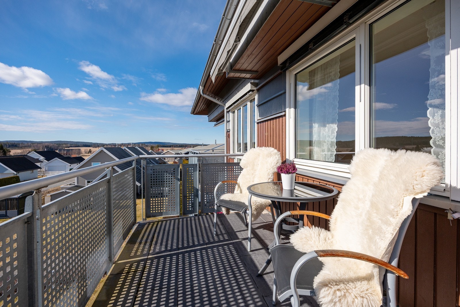 Fin plass til utegruppe og grill. Galleribilde