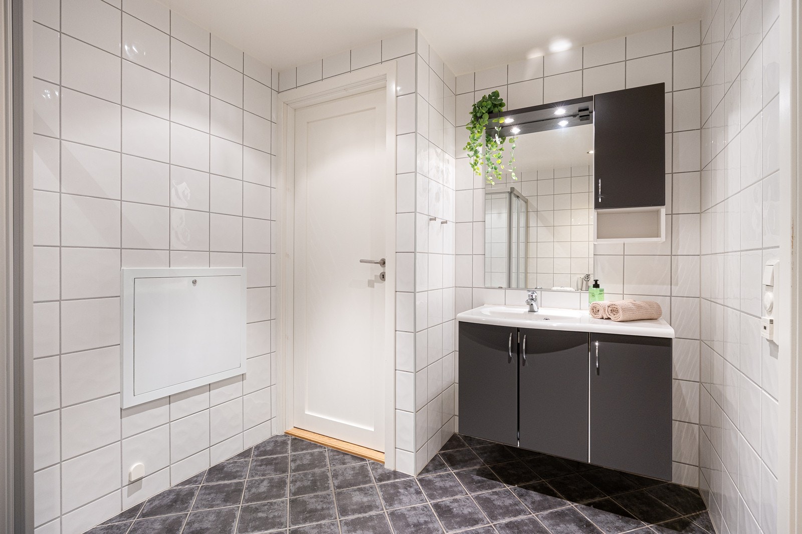 Det helflisede badet fremstår romslig og delikat og har lun varme i gulvet. Galleribilde