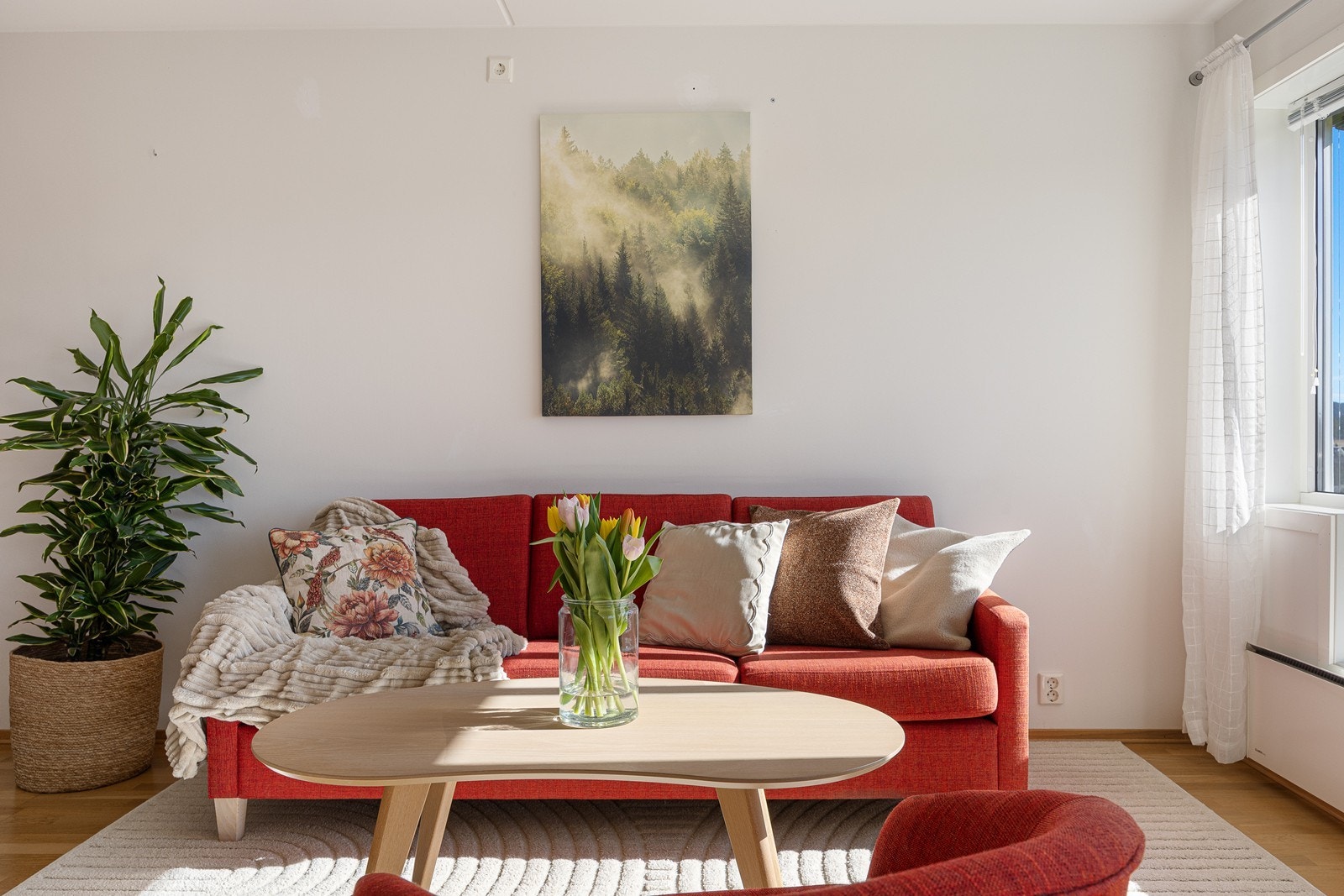 Veggene er hvitmalte og det er parkett på gulvet. Galleribilde