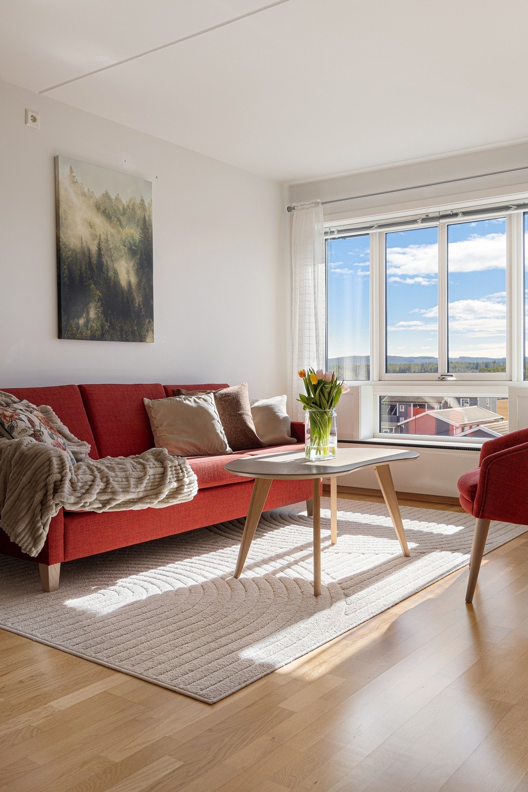 Store vindusflater sørger for rikelig med naturlig lysinnfall. Galleribilde
