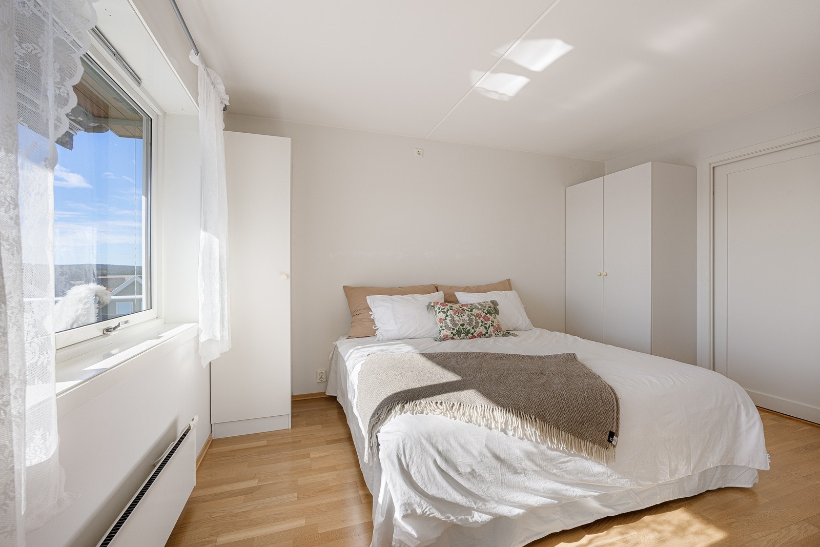Det er garderobeskap på hver side av sengen. Galleribilde