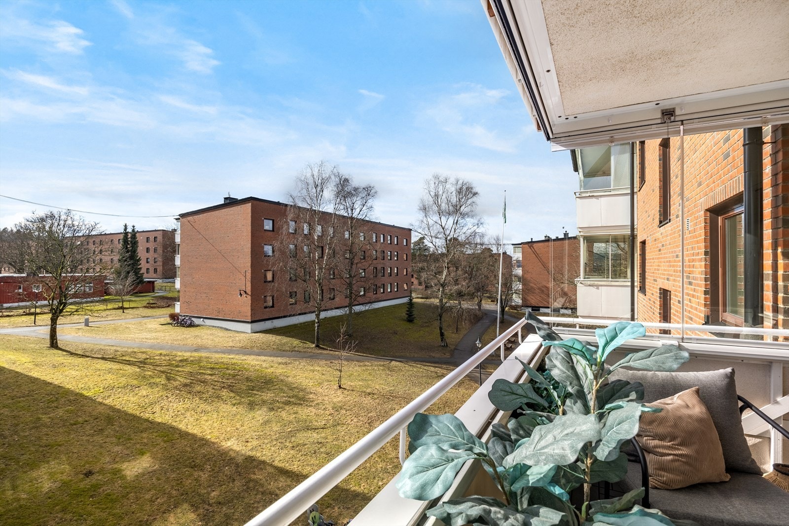 Den lune balkongen er prikken over i´en for denne leiligheten, her kan du vente deg gode solforhold hele dagen. Galleribilde