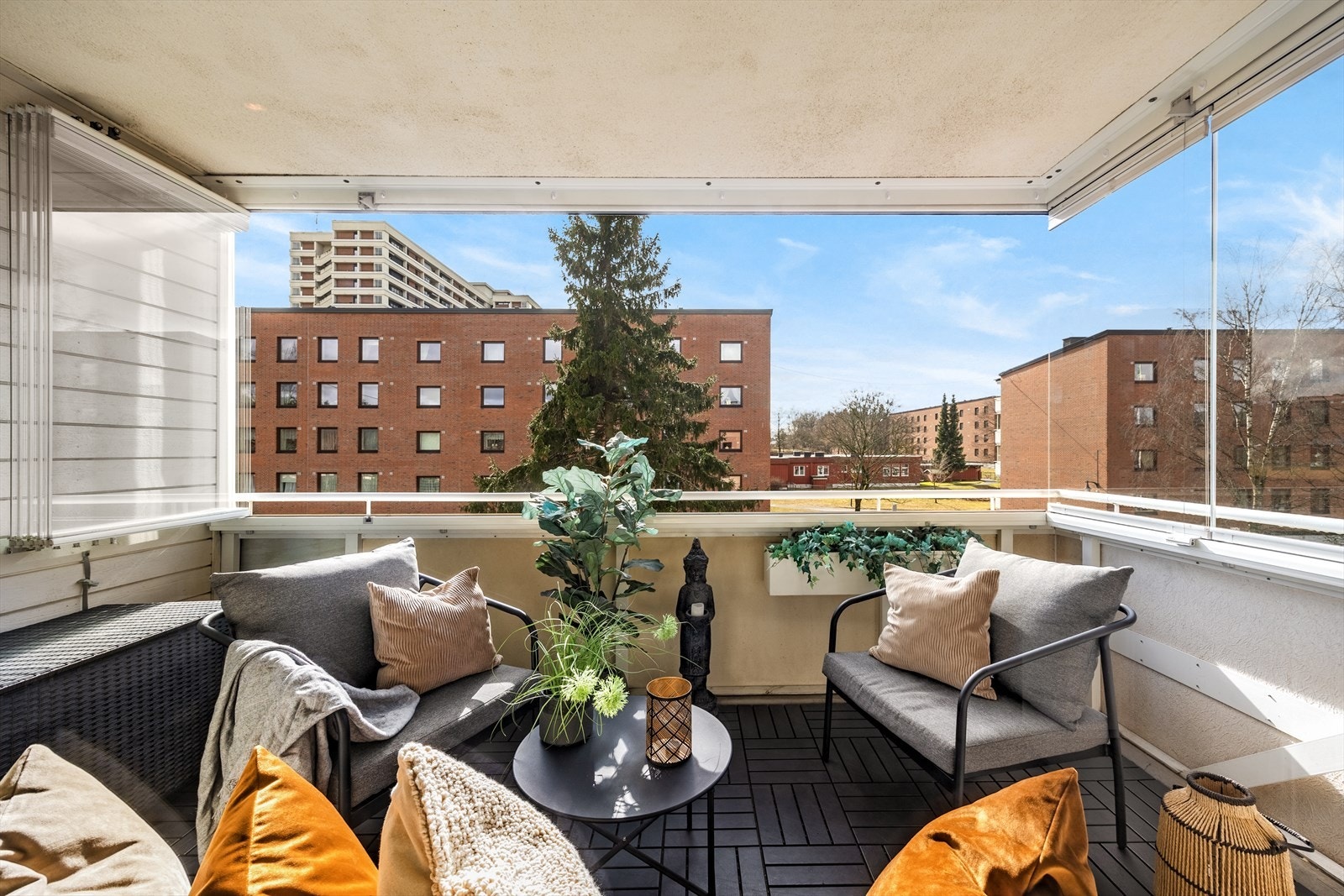 Leiligheten er i senere år påkostet og godt vedlikeholdt, her kan du vente deg store vindusflater og en meget god planløsning. Galleribilde