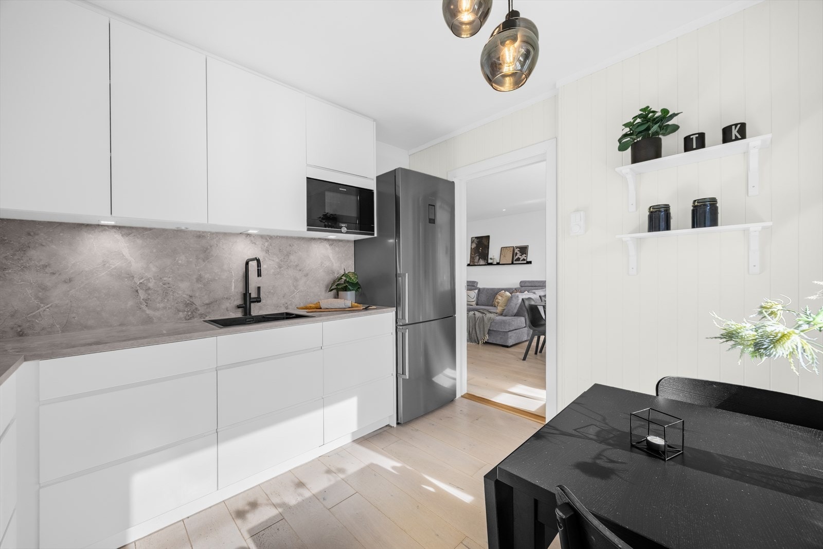 Godt med skap- og benkeplass gir rikelig med rom for matlaging. Galleribilde