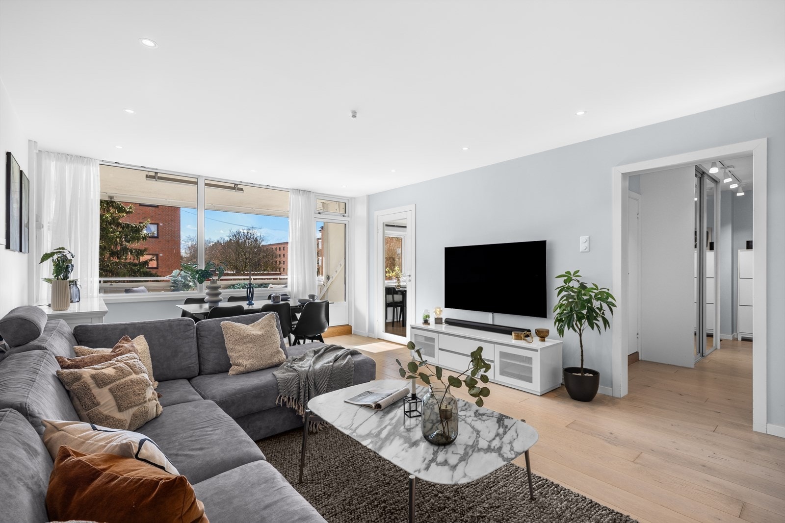 Store vindusflater og balkongdør gir rikelig tilfang av naturlig lys og skaper en luftig atmosfære. Fra stuen er det utgang til sydvestvendt balkong. Galleribilde