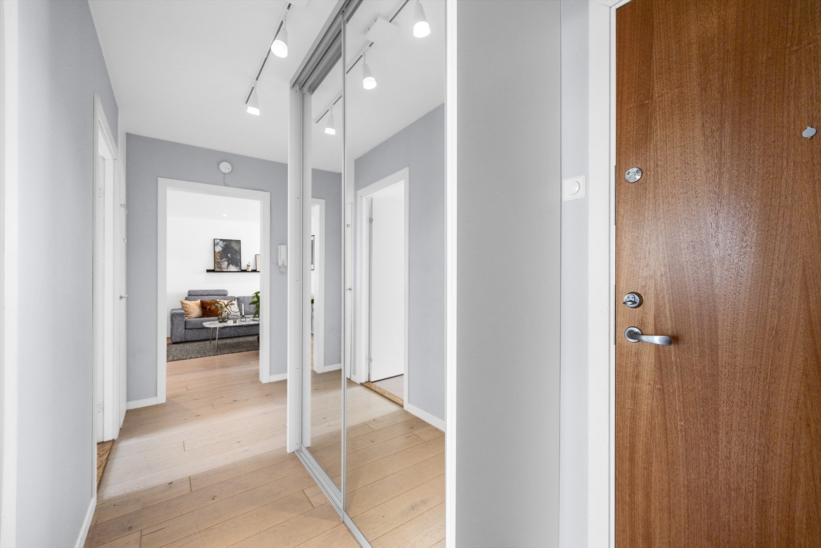 Romslig entré med nyere, brann- og lydklassifisert dør fra 2023. Ny skyvedørsgarderobe i gangen fra 2022. Galleribilde