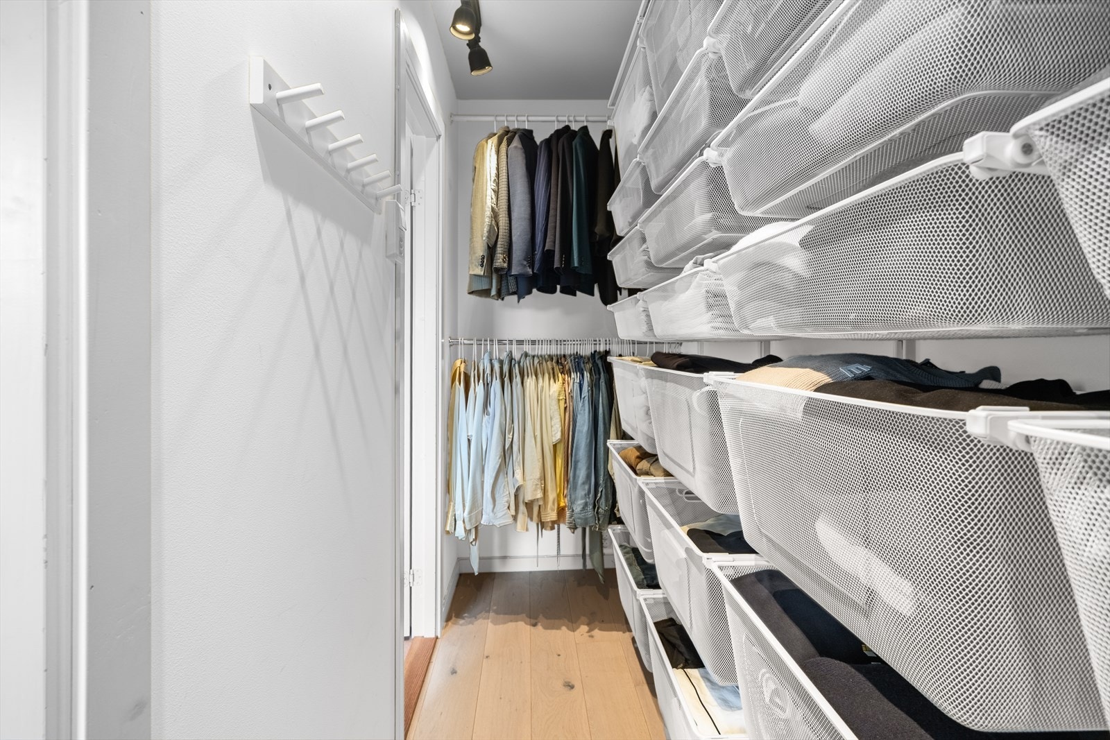 Omkledningsrommet er innredet med et fleksibelt hyllesystem som gir oversiktlig og effektiv oppbevaring. Galleribilde