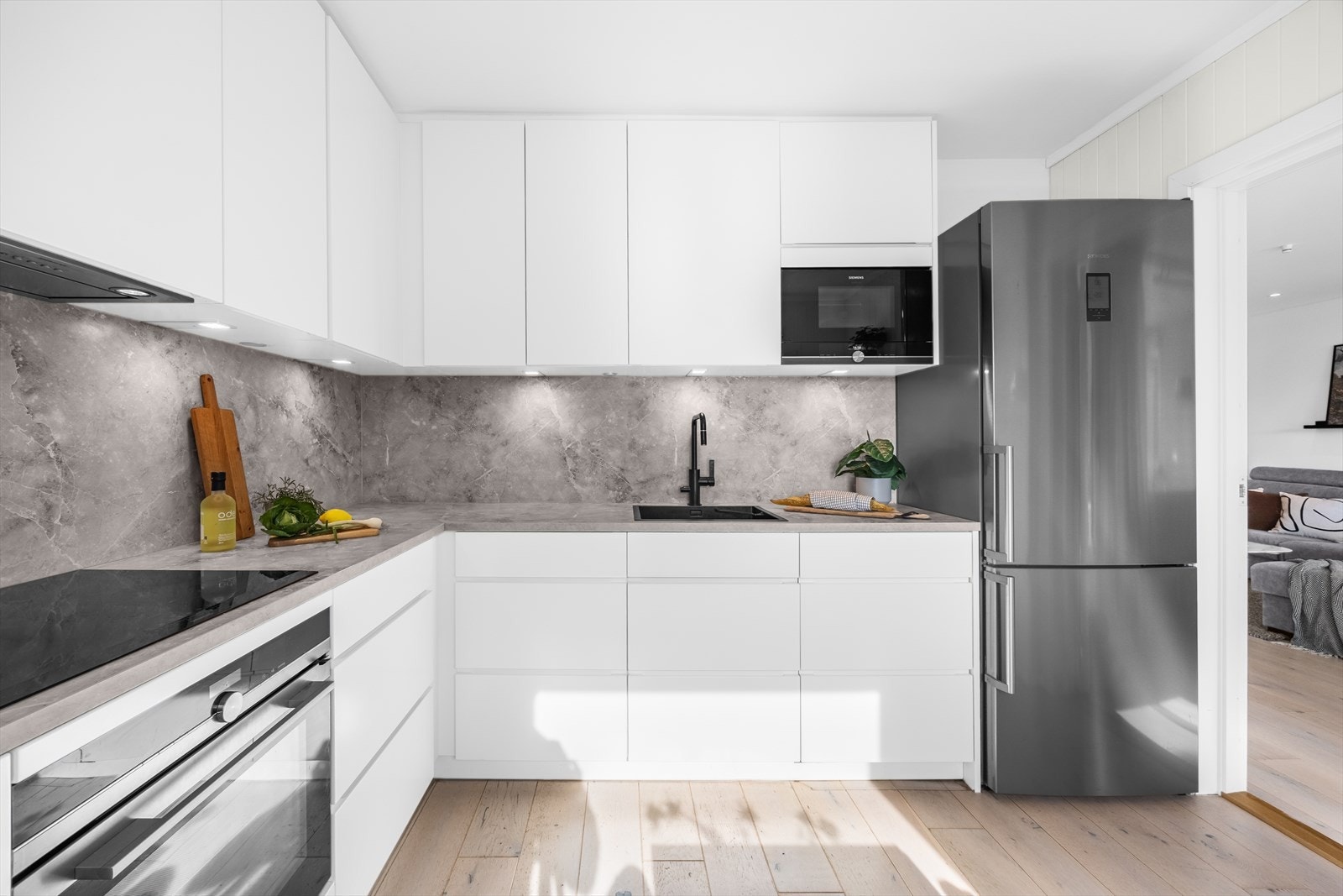 Av utstyr finnes integrert platetopp, stekeovn, oppvaskmaskin, mikrobølgeovn samt frittstående kjøl-/fryseskap. Galleribilde