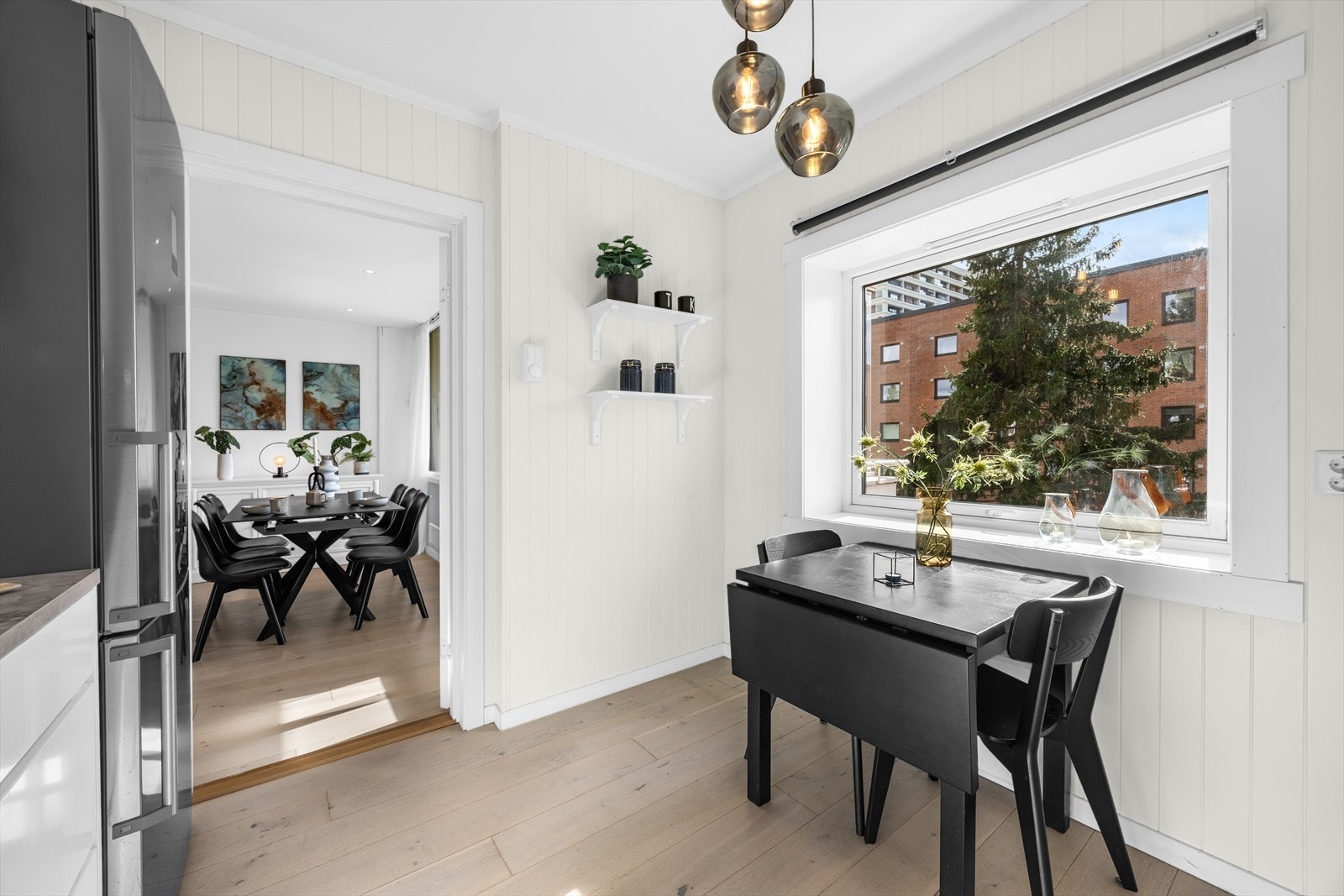 Adskilt kjøkken med plass til frokostbord. Galleribilde