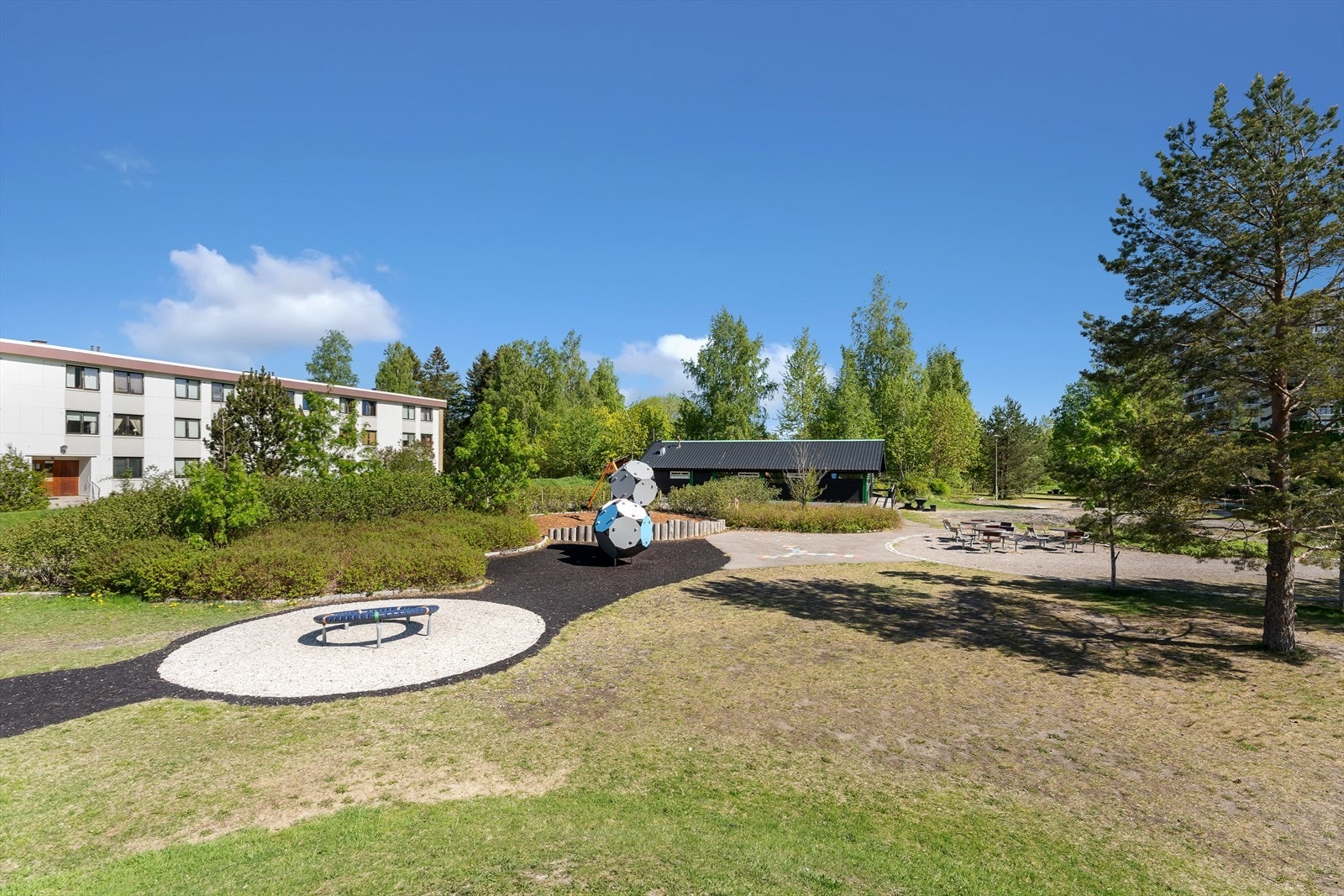 Tveitaparken har rikelig med lekeplasser og grøntområder for beboerne. Galleribilde