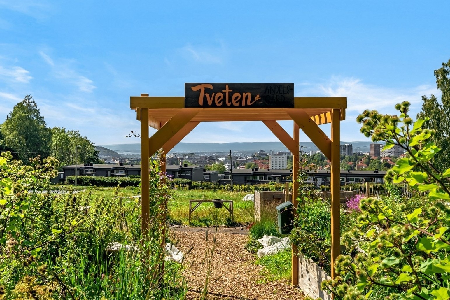 Her har man Tveten gård som nærmeste nabo - en liten oase med bygningsmasse helt tilbake fra 1700-tallet. Galleribilde