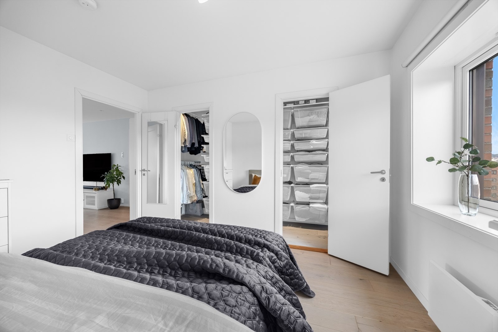 Fra hovedsoverommet er det direkte adkomst til et praktisk omkledningsrom, som gir rikelig med lagringsplass. Galleribilde