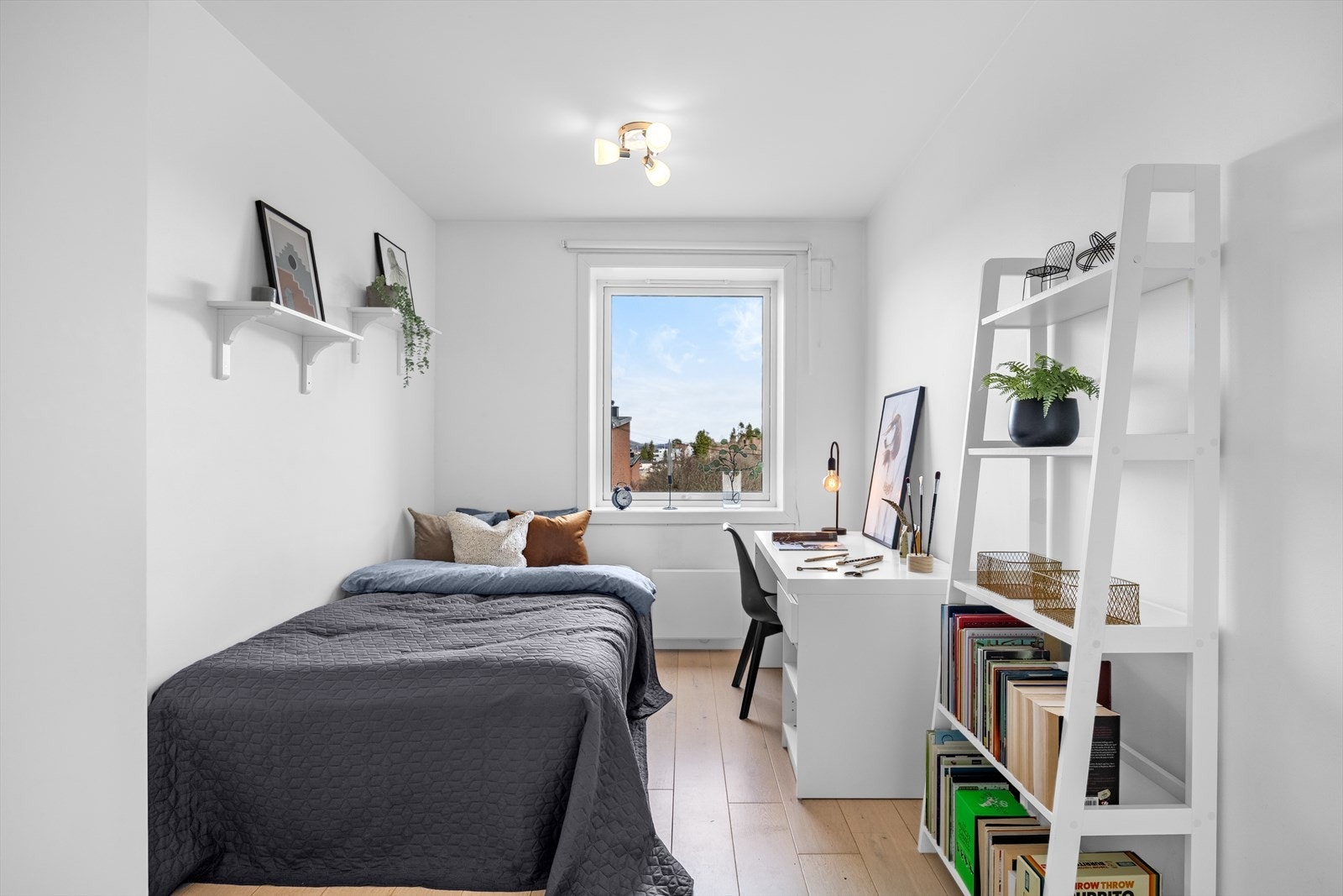 Leilighetens andre soverom egner seg utmerket som barnerom, gjesterom eller kontor. Galleribilde