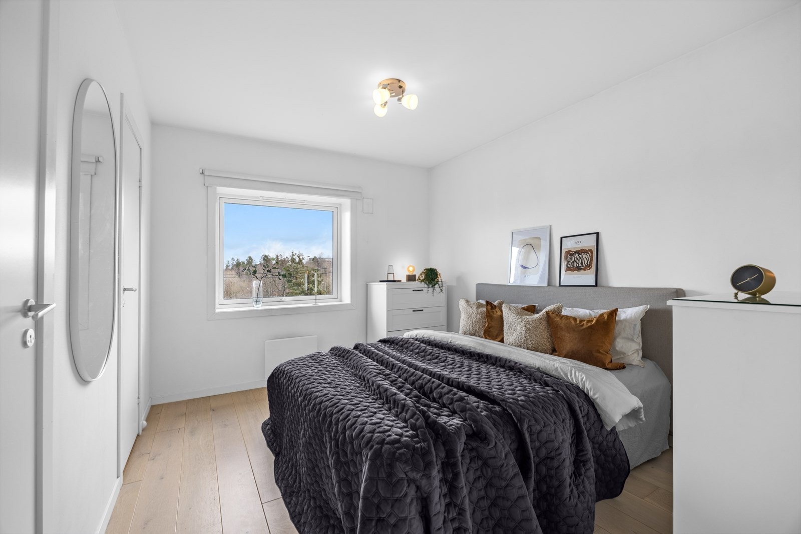 Hovedsoverom med god plass til dobbeltseng. Gjennomgående eikeparkett på gulv og malte, slette vegger. Galleribilde