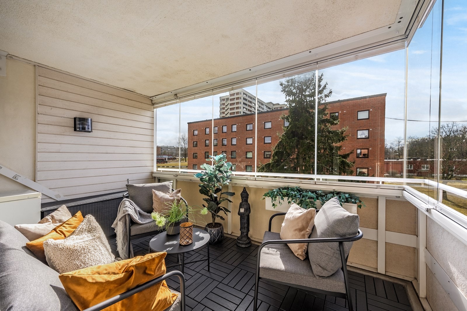 Balkongen er overbygd, så her kan man sitte tørt selv om sommerregnet skulle komme. Glasset kan skyves til siden, når det er ønskelig å nyte alle av værets elementer. Galleribilde