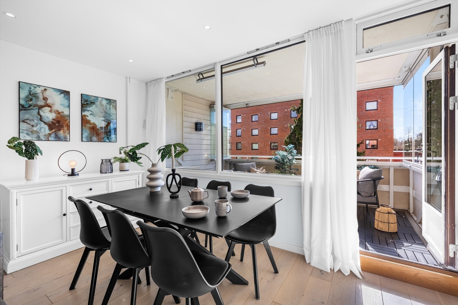 Nye spotter i taket på stua fra 2022, med mulighet til å styre belysning i to soner med appen plejd. Galleribilde