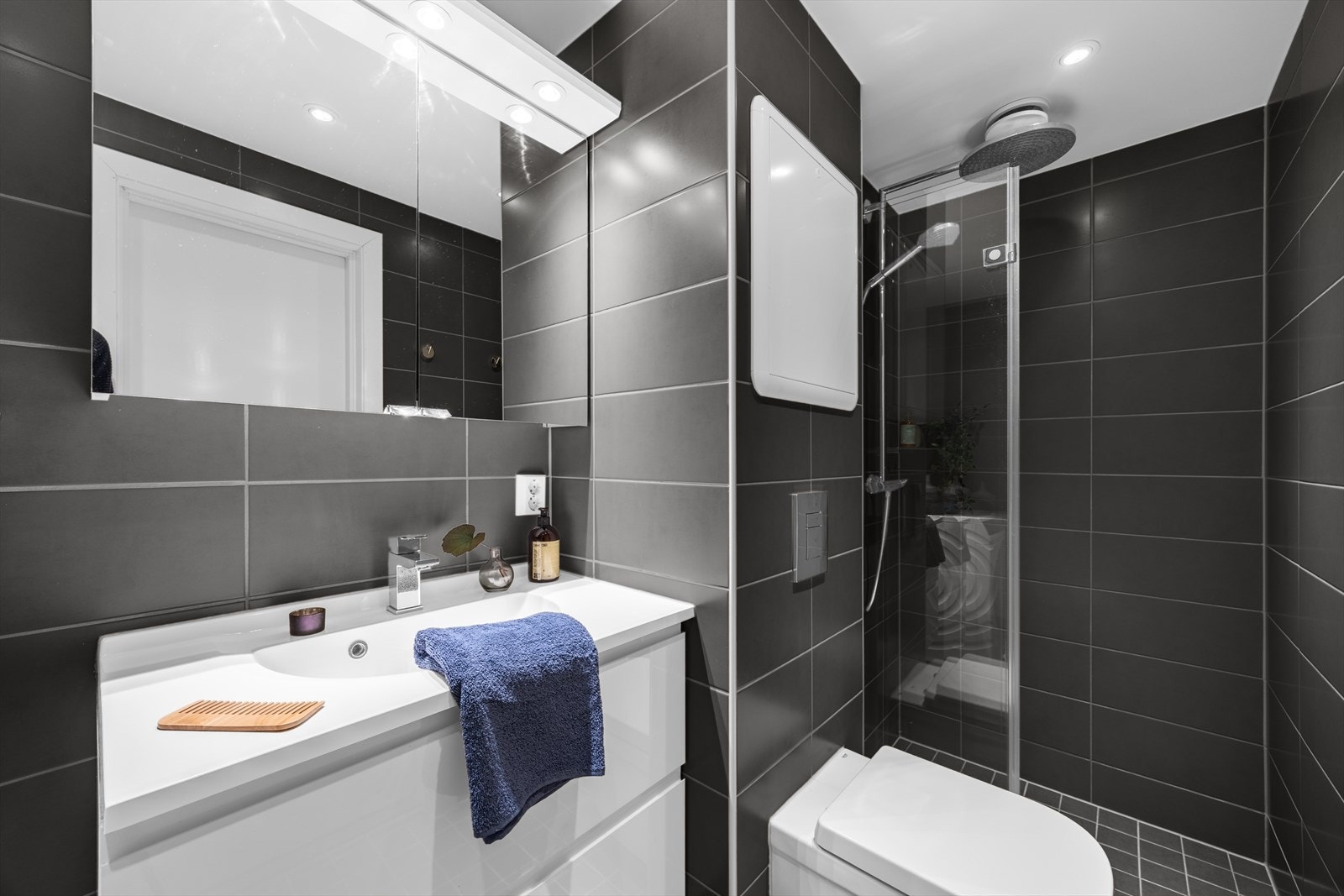 Delikat flislagt bad renovert med behagelig gulvvarme og downlighs i tak. Badet ble renovert i regi av borettslaget i 2022. Galleribilde