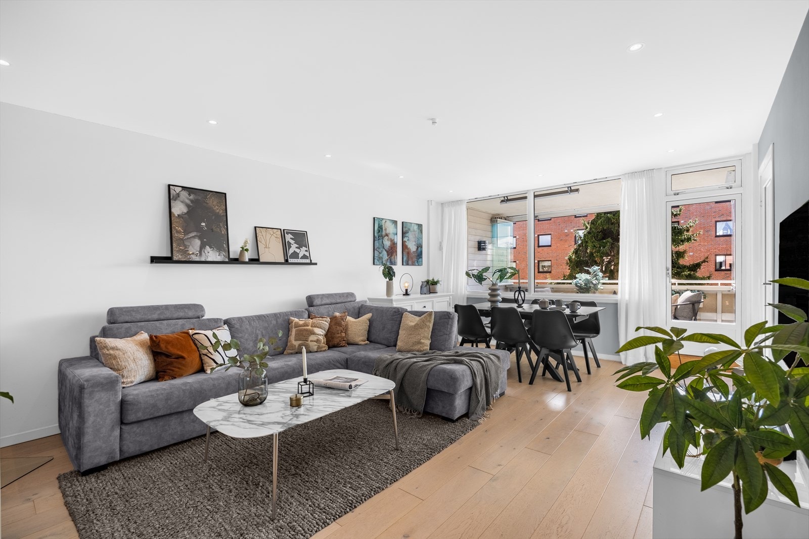 Stuen er leilighetens naturlige samlingspunkt, og planløsningen legger til rette for naturlig soneinndeling, med plass til både sofa- og spisegruppe. Galleribilde