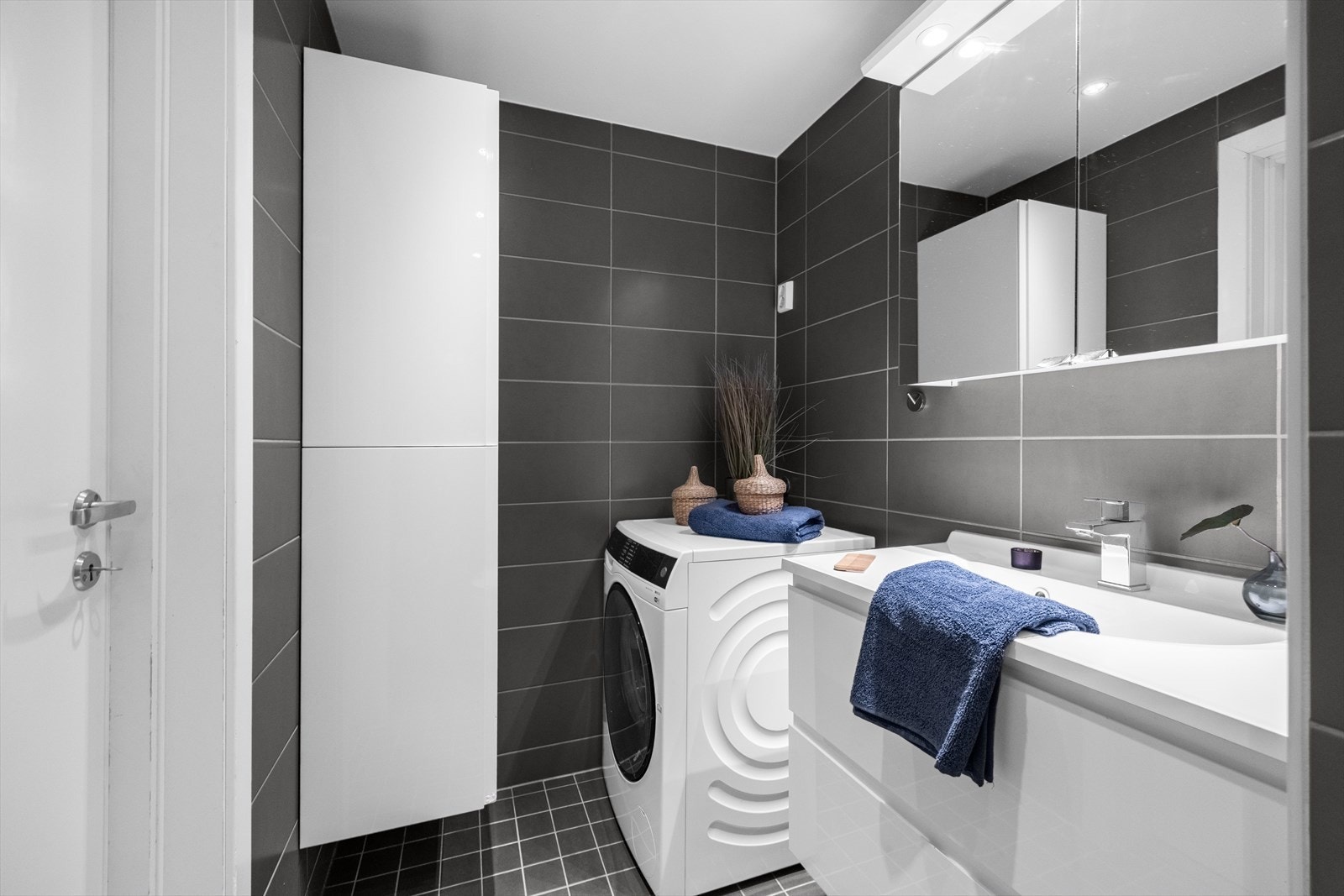 Innredningen består av skap med glatte fronter, praktisk speilskap, servant, veggfestet klosett og dusj på gulv. Galleribilde