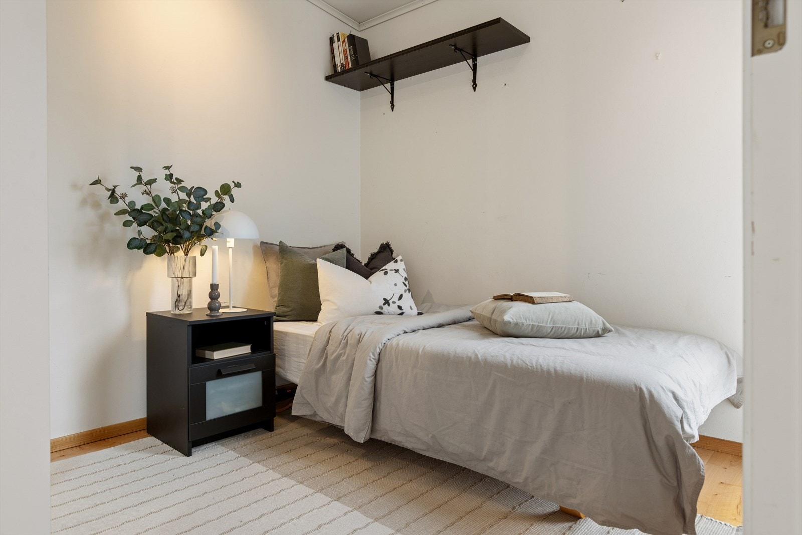 Det andre soverommet egner seg perfekt som gjesterom, barnerom eller hjemmekontor, praktisk spesielt på hjemmekontordager. Galleribilde