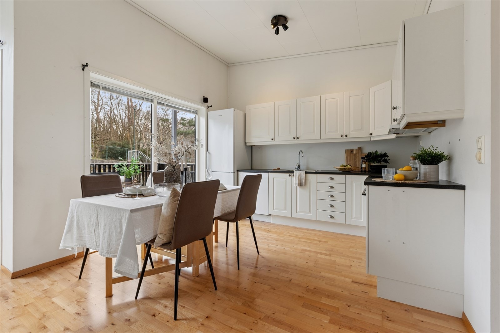 Kjøkkenet har lyse fronter og er velutstyrt med skap- og benkeplass med plass til spiseområde rett ved. Galleribilde