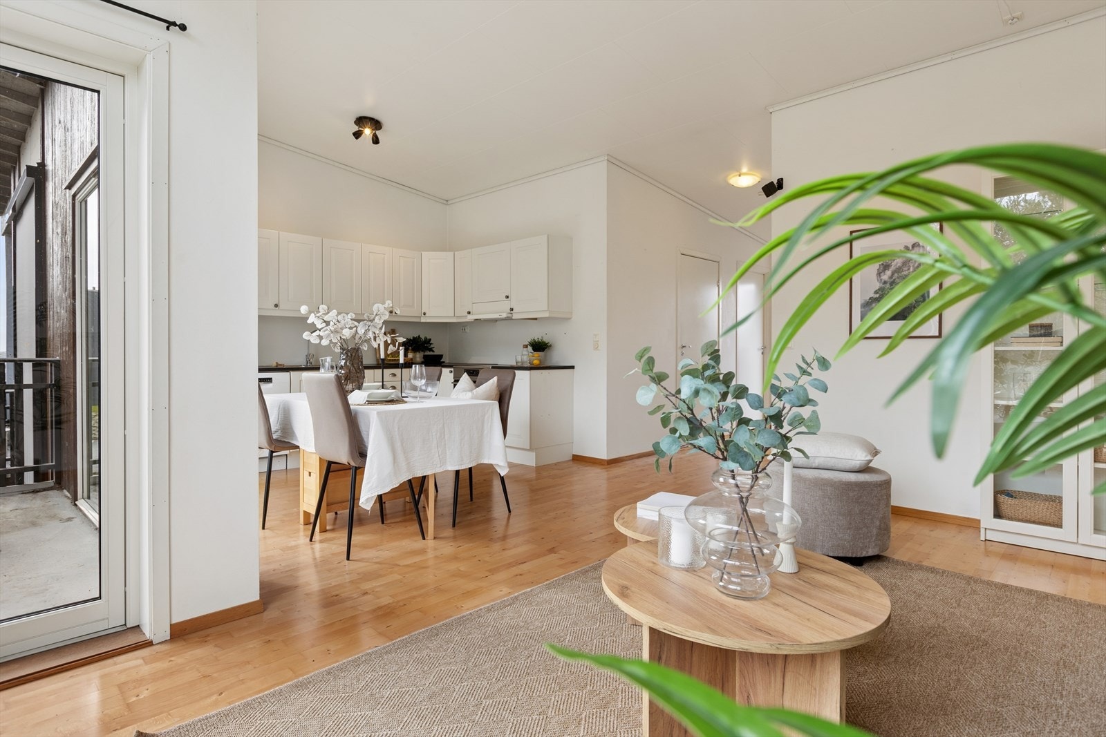 Stuen er enkel å møblere med god plass til en stor sofagruppe, TV-område og kommodeplass. Galleribilde