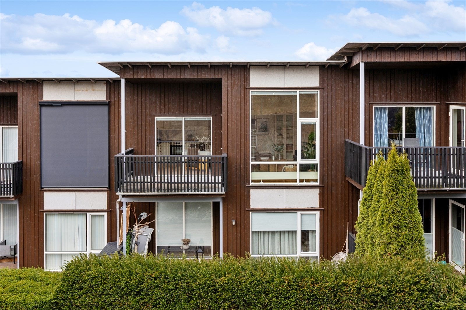 Leiligheten ligger fint til i 2. etasje (toppetasjen) der du har ingen over deg. Galleribilde