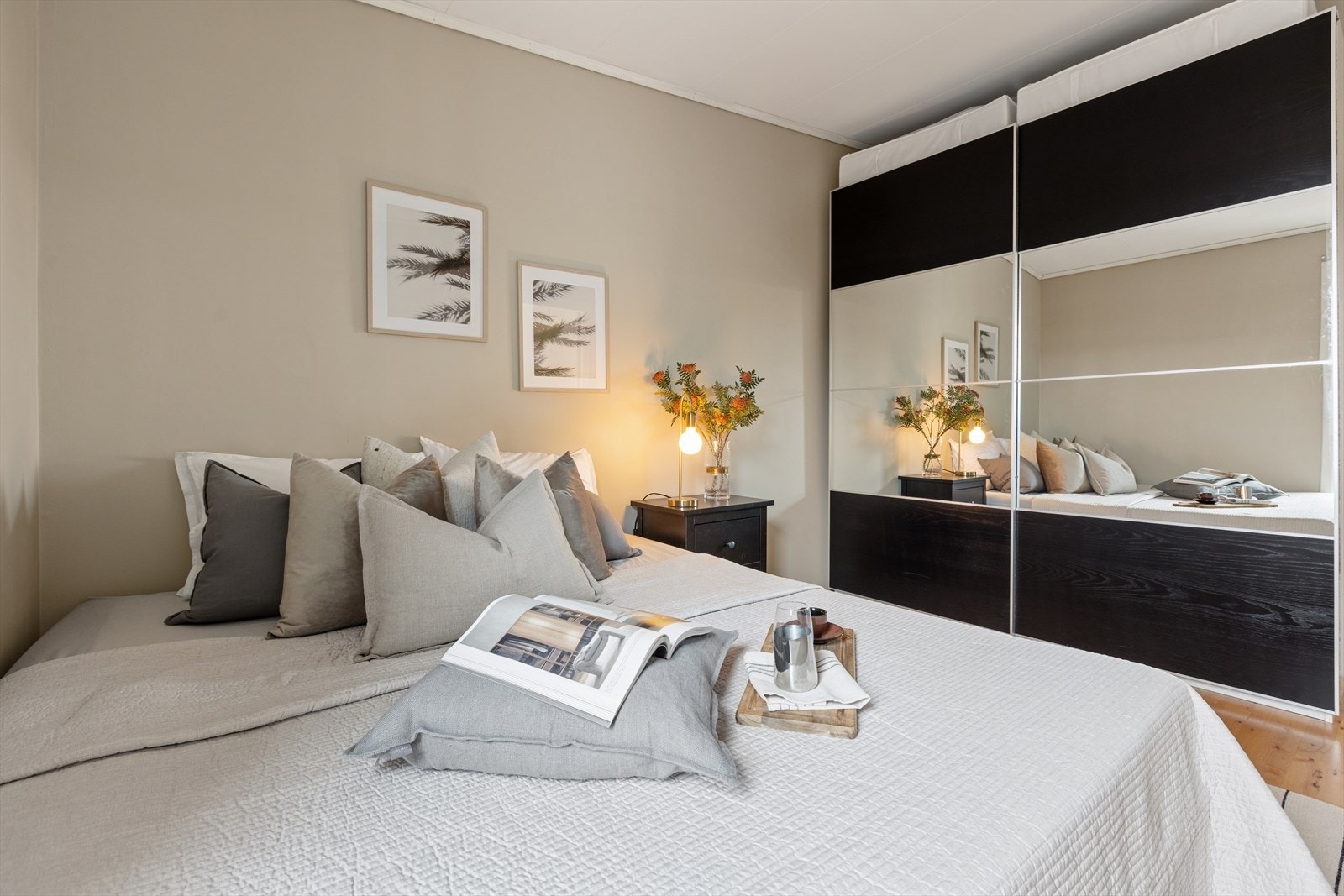 Soverommet er malt i lyse farger som harmonerer med resten av leiligheten. Galleribilde