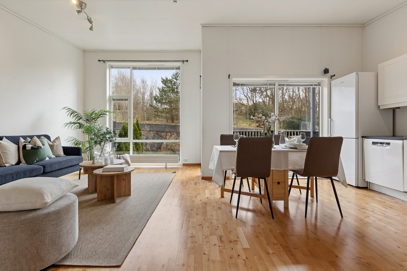 Leiligheten ligger i 2. etasje (toppetasjen) og har store vindusflater samt ekstra god takhøyde, noe som gir en lys og romslig atmosfære. Galleribilde