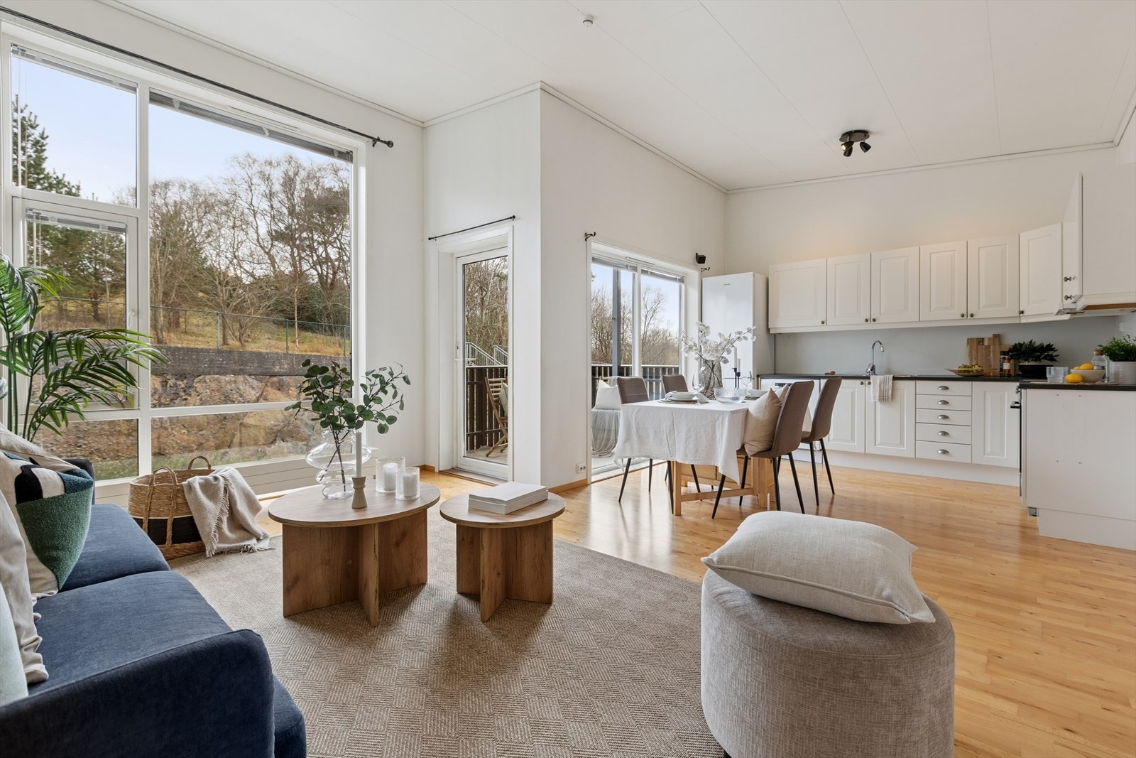 Her kan du glede deg over en flott beliggenhet i det veletablerte Søra Bråde-området, med enkel tilgang til dagligvarebutikk, kollektivforbindelser, tur- og rekreasjonsområder og mer. Galleribilde