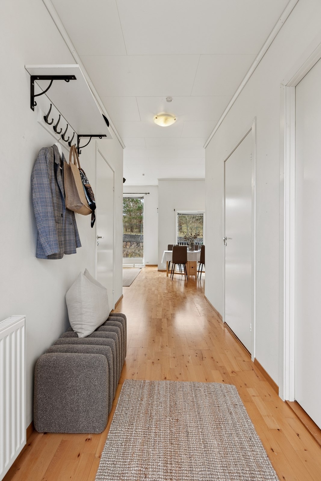 Romslig inngangsparti med muligheter for oppheng av yttertøy. Galleribilde