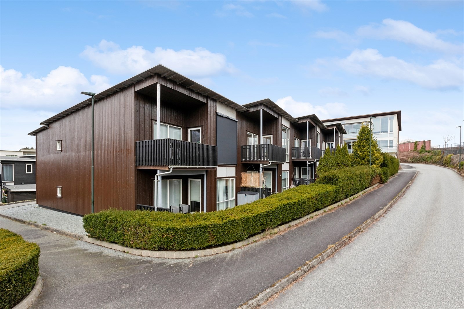 Området rundt byr på flere flotte tur- og rekreasjonsområder, gode kollektivforbindelser, nærhet til dagligvarebutikk og kort kjøretur til Stavanger sentrum. Galleribilde