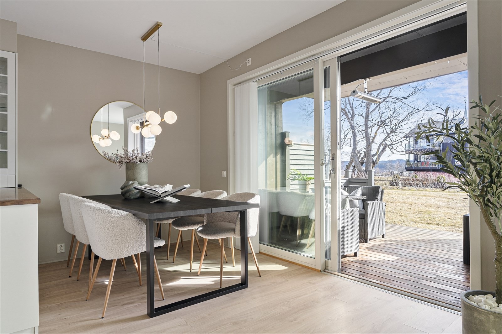 Fra stuen har du adkomst til den største av de to terrassene. Galleribilde