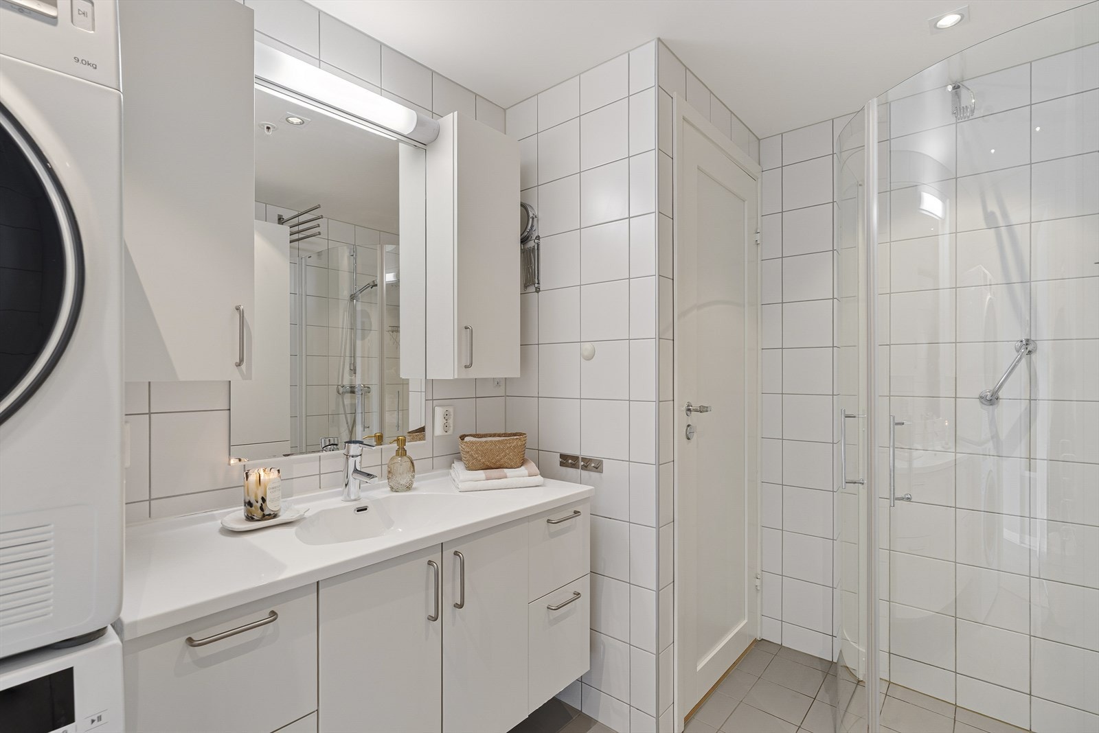 Badet er pent innredet med fliser på gulv og vegger. Takstmann har vurdert sluk, memebran og tettesjikt til TG1. Galleribilde