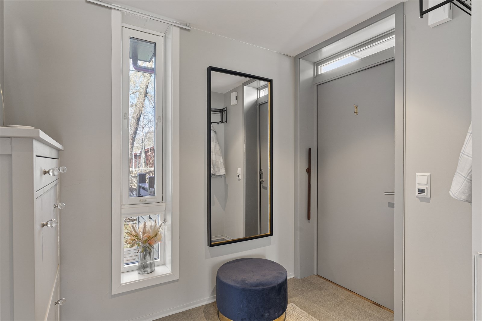Med leiligheten følger det en romslig bod på 8 m², samt to egne parkeringsplasser i p-kjeller. Det er etablert elbil lader på en av plassene. Galleribilde