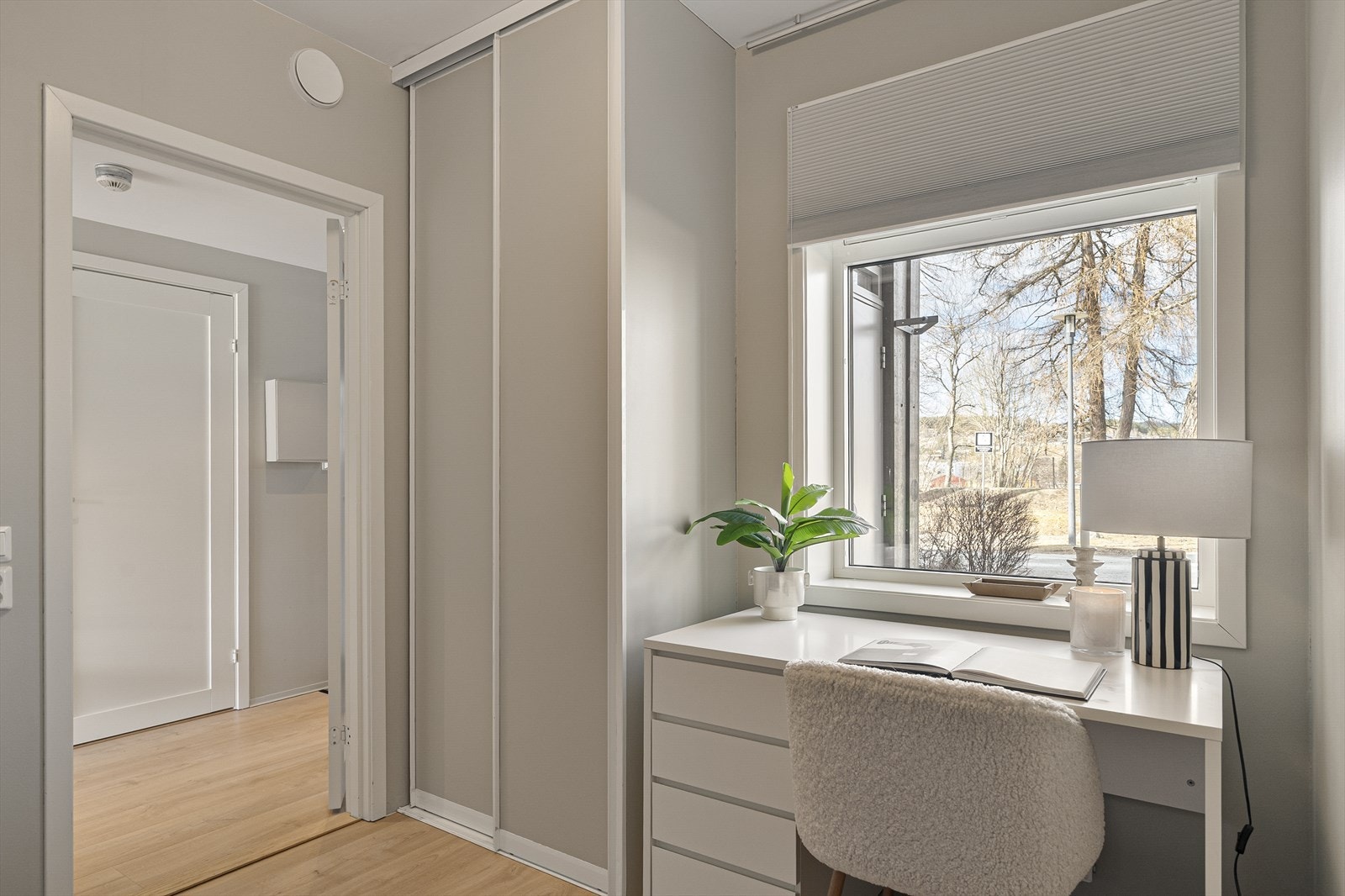Også her har du praktisk skyvedørsgarderobe. Galleribilde