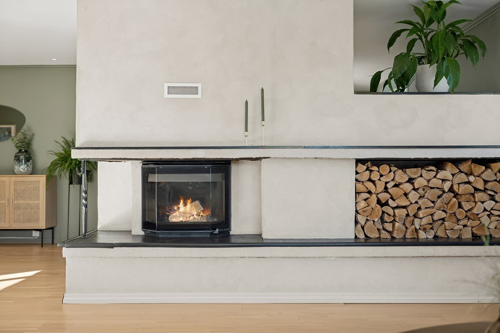 Den stilrene peisløsningen skaper både varme og atmosfære - en kvalitet som virkelig løfter rommet. Galleribilde