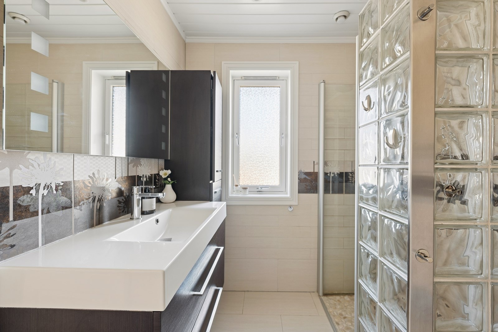 Stor servant med god benkeplass og oppbevaring gjør morgenrutinene både enkle og effektive. Galleribilde