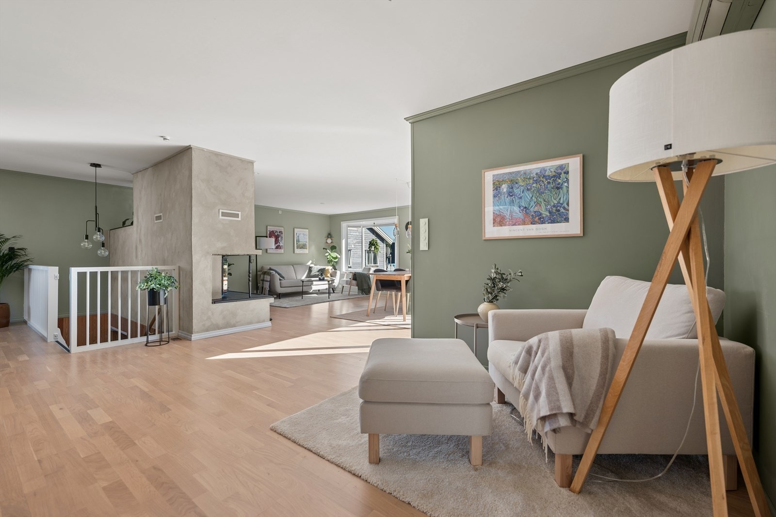 Velkommen inn i hovedstuen - et lyst og innbydende oppholdsrom med flere naturlige soner for både avslapning og samvær. Galleribilde