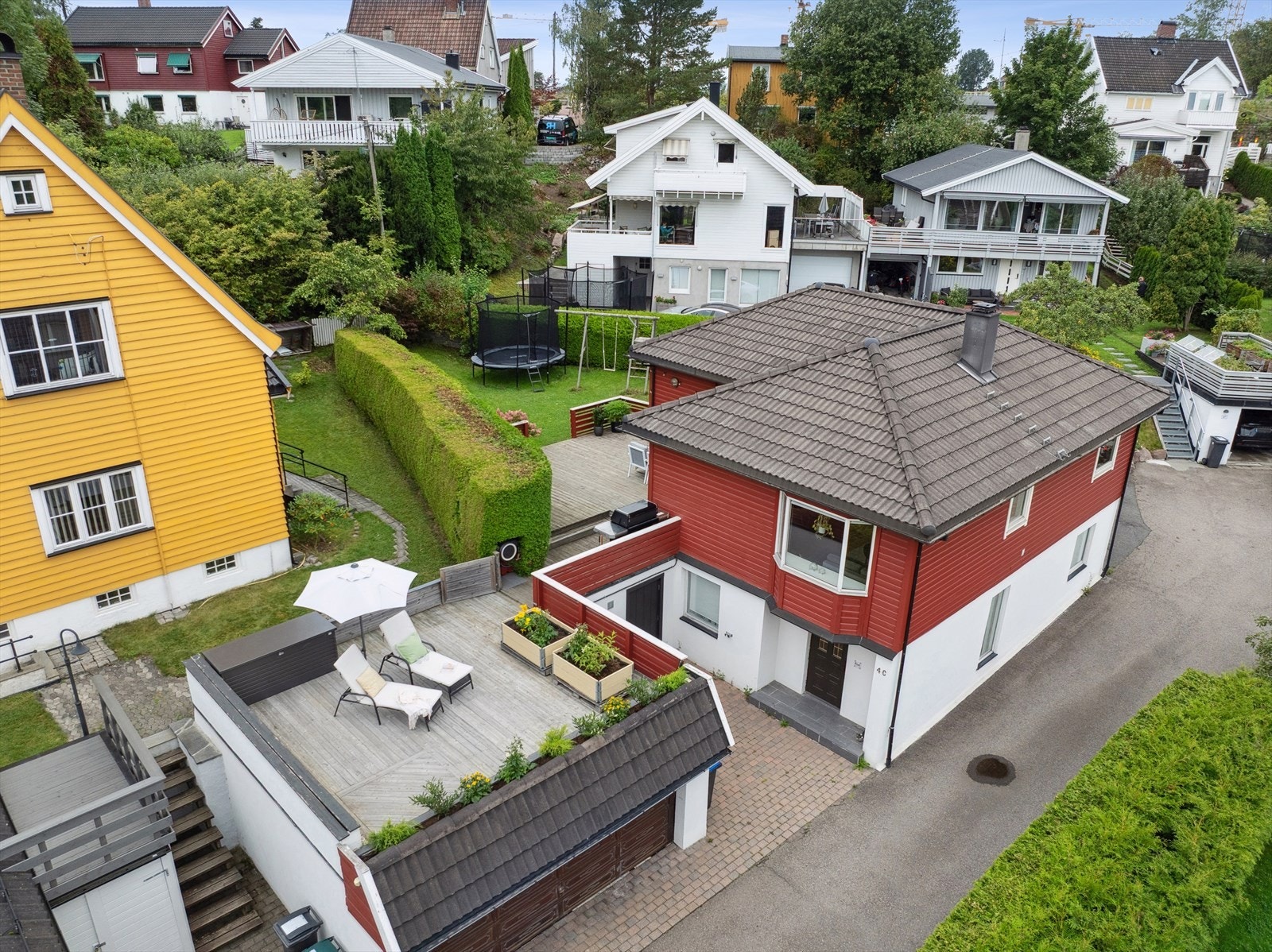 Boligen utnytter tomten på en svært god måte og byr på flere soner hvor du enkelt kan trekke deg tilbake og nyte privatliv. Galleribilde