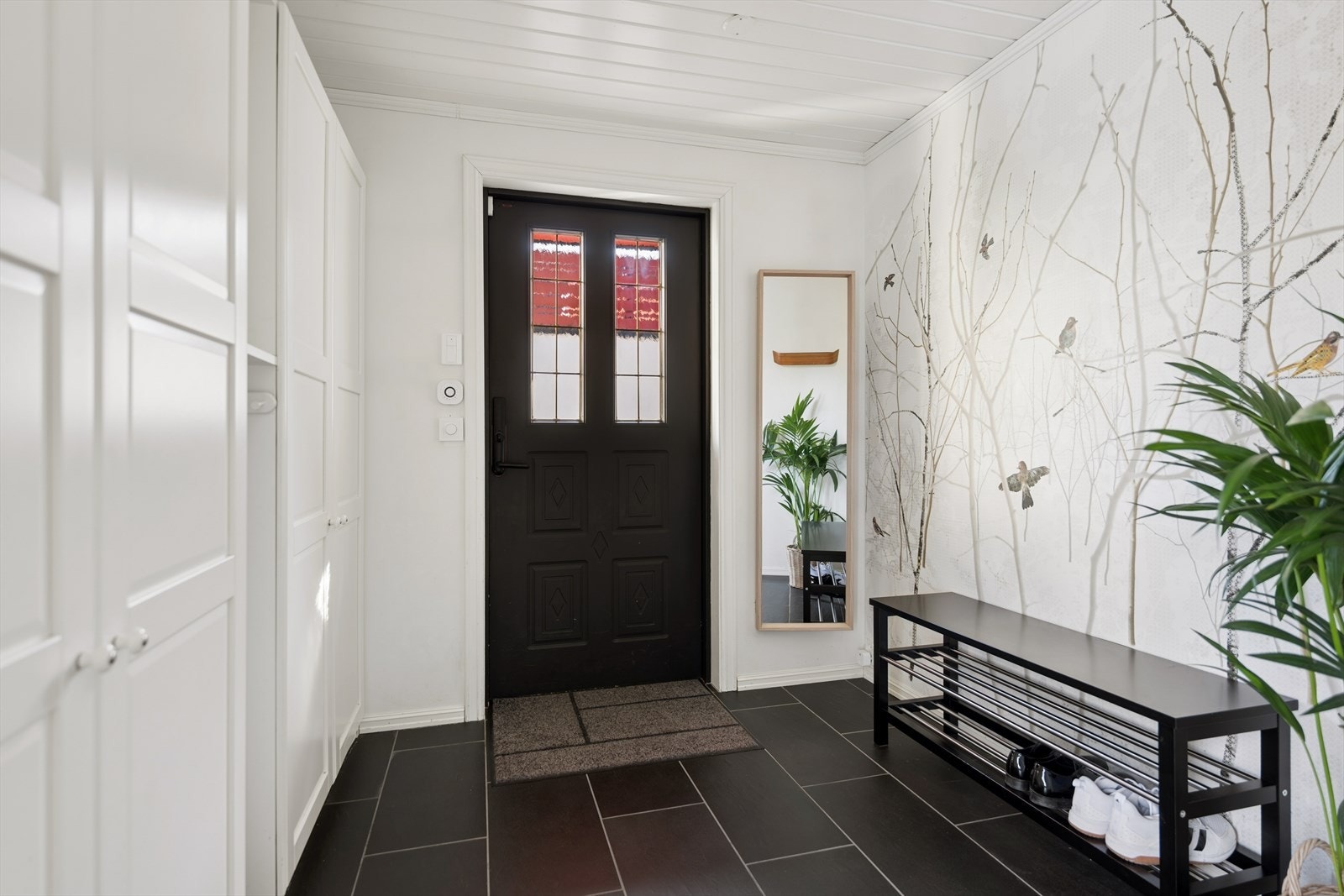 Velkommen inn! Her møtes du av en romslig og praktisk entré med god garderobeplass - en ryddig og innbydende start på boligen. Galleribilde