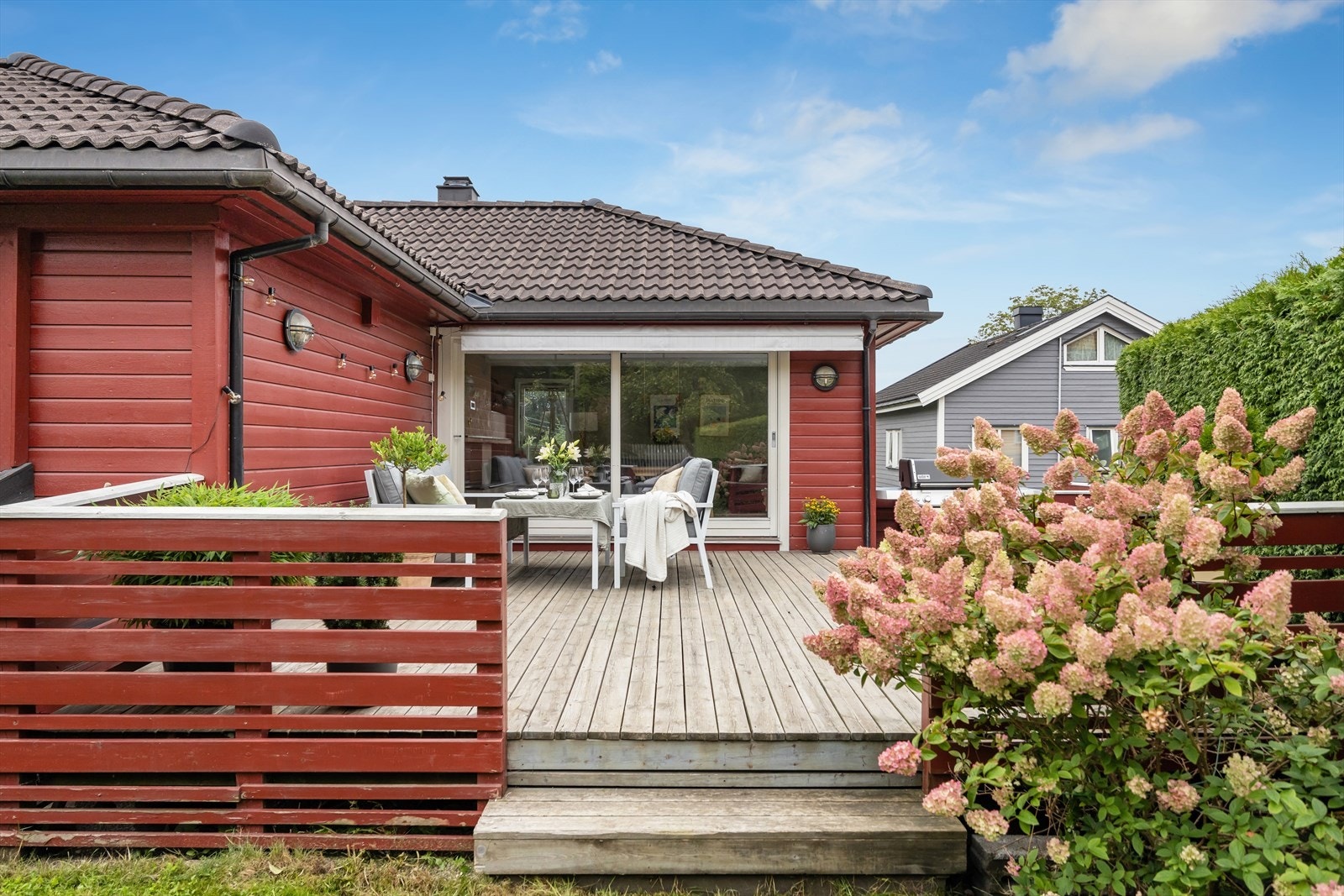 Fra terrassen har du en sømløs overgang til den grønne hagen - et trygt og innbydende område hvor barna kan leke fritt. Galleribilde