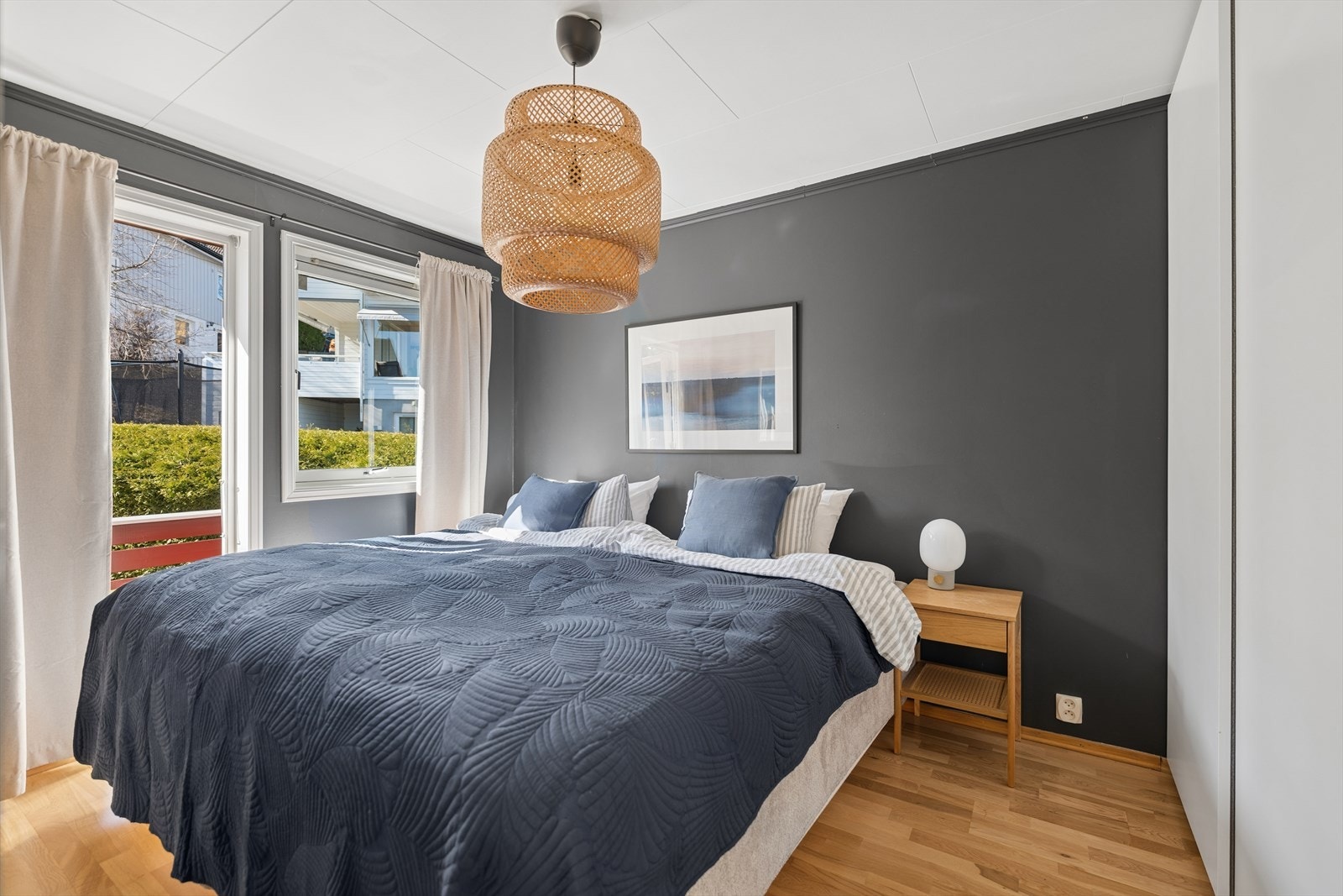 Her finner du et romslig hovedsoverom med god plass til dobbeltseng og garderobeløsning. Galleribilde