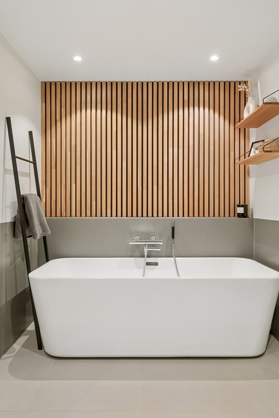 Et rolig og spa-inspirert uttrykk med frittstående badekar og varme materialer - perfekt for avslappende kvelder. Galleribilde