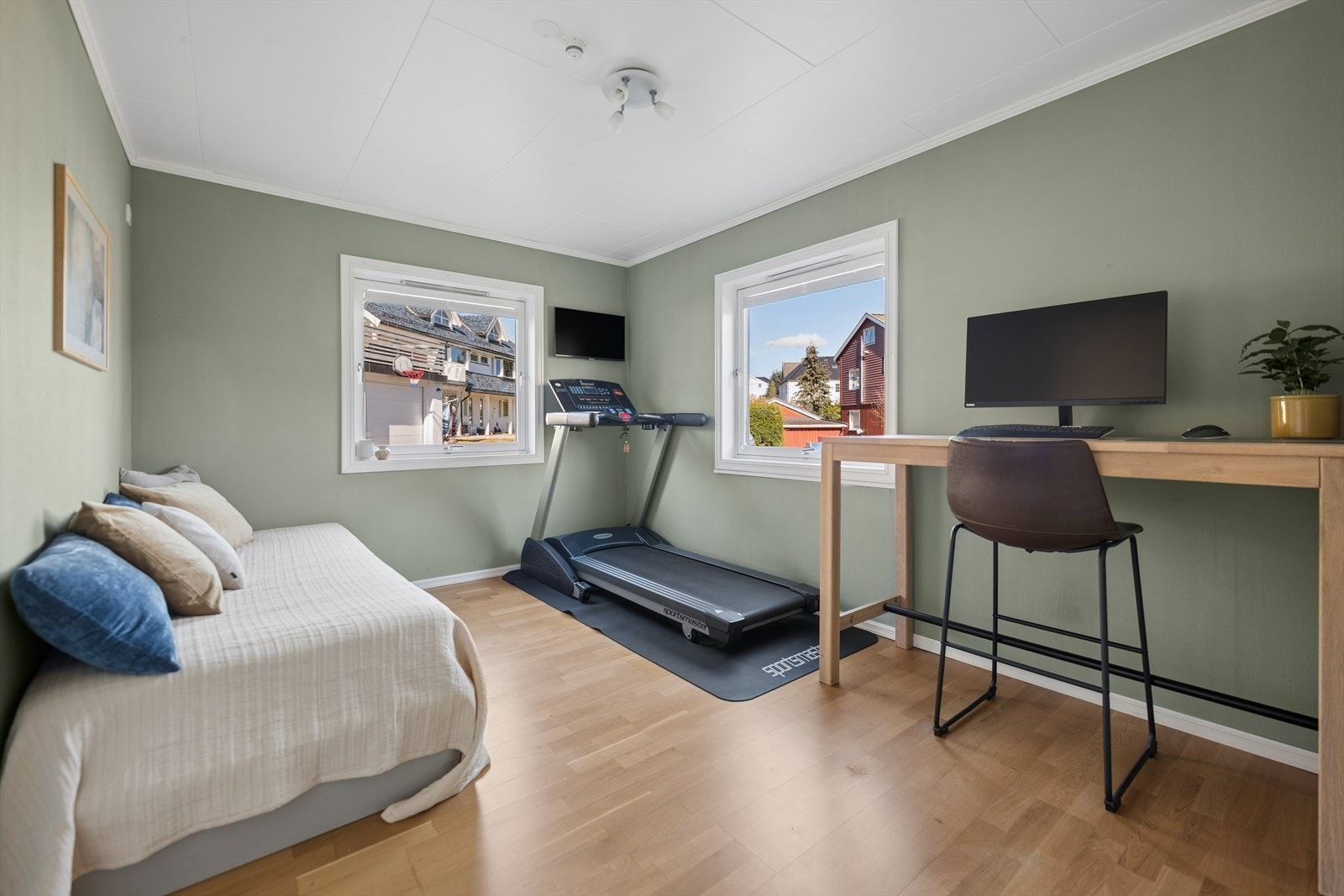 Soverom 2 byr på fleksible løsninger og god plass, kombinert med flotte lysforhold fra to sider. Her får du et rom som enkelt kan tilpasses - enten du ønsker et barnerom, treningsrom eller noe helt annet. Galleribilde