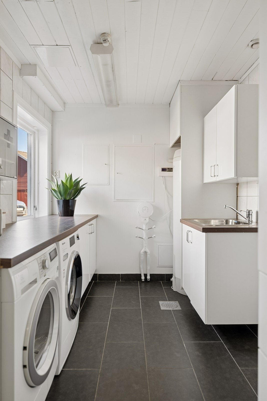 Et funksjonelt rom som gjør hverdagslogistikken enkel - med egen utslagsvask og gode arbeidsflater. Galleribilde