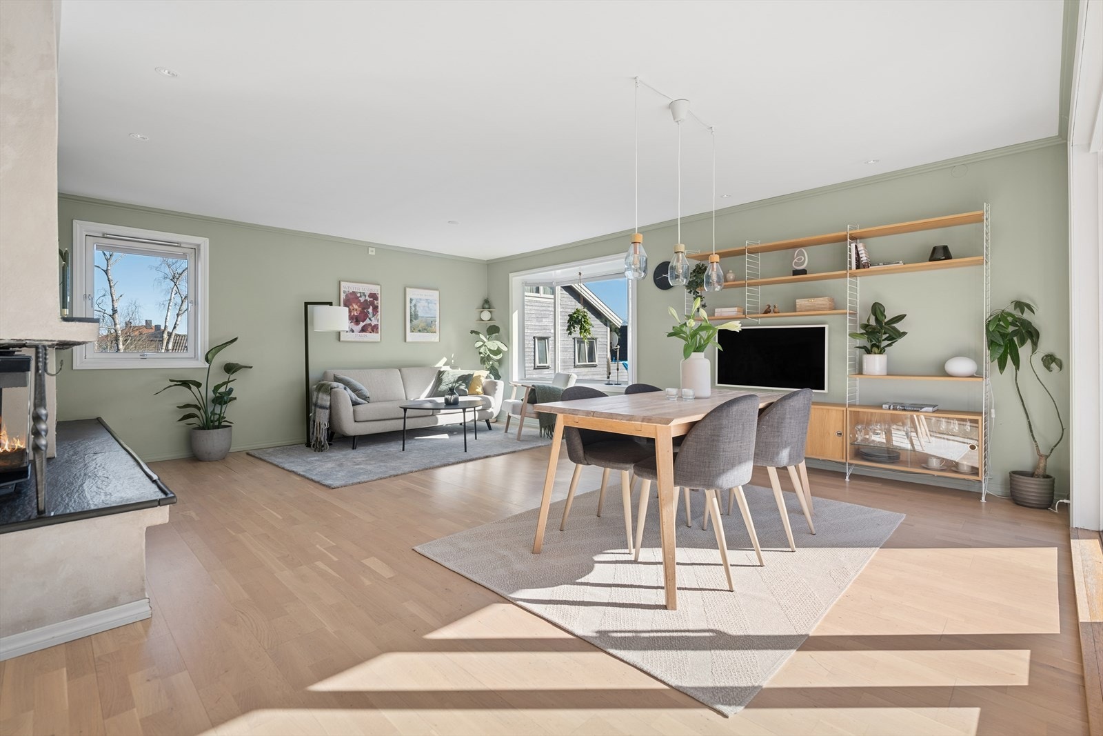 God plass til spisegruppe i tilknytning til stuen - ideelt for både hverdagsmiddager og større sammenkomster. Galleribilde