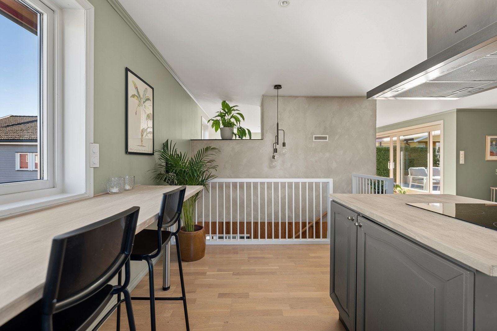 Kjøkkenet ligger sentralt plassert i boligen og binder etasjen naturlig sammen - herfra har du god oversikt over både mellomstue og spisestue. Galleribilde